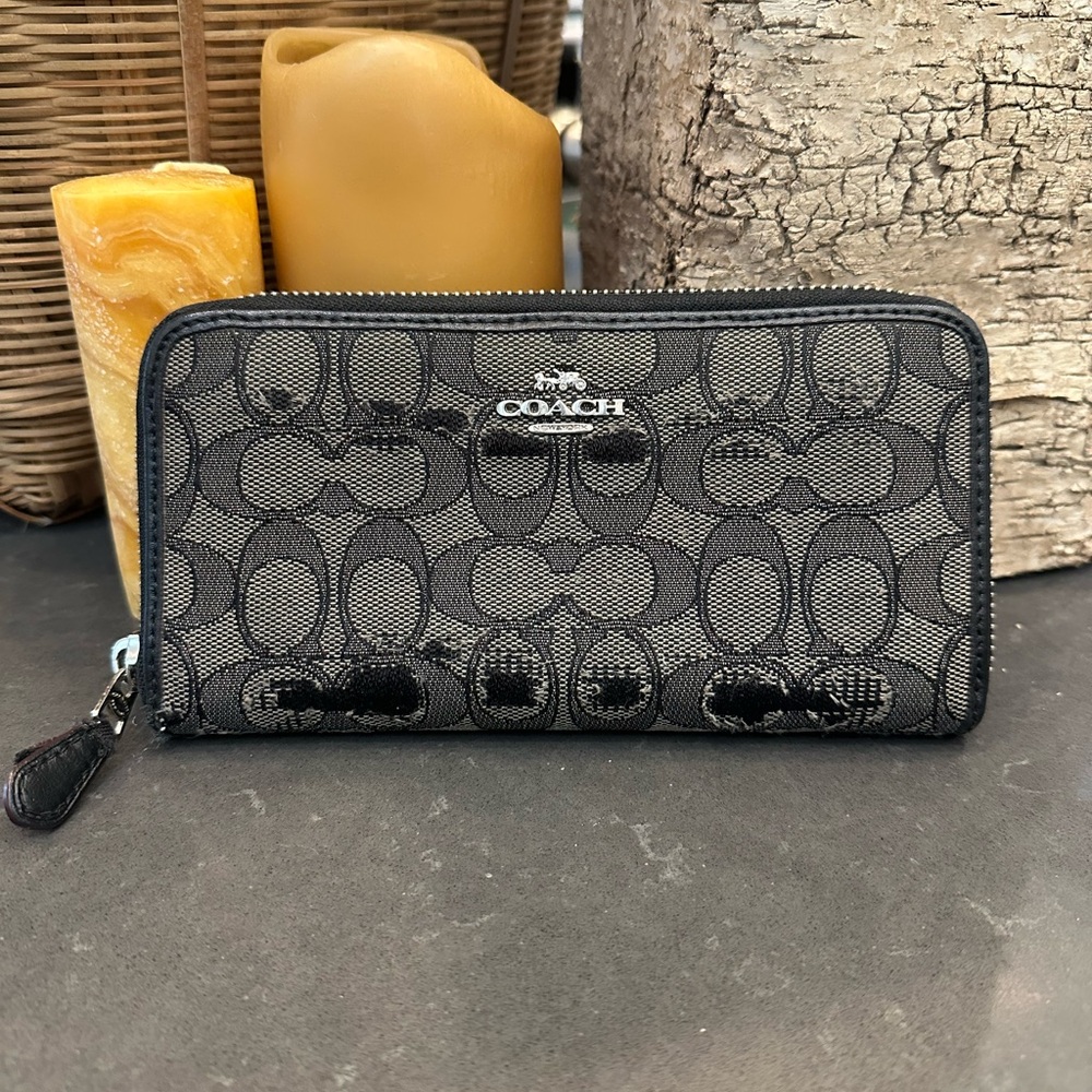 Coach Black and Gray relived Zippy Wallet.